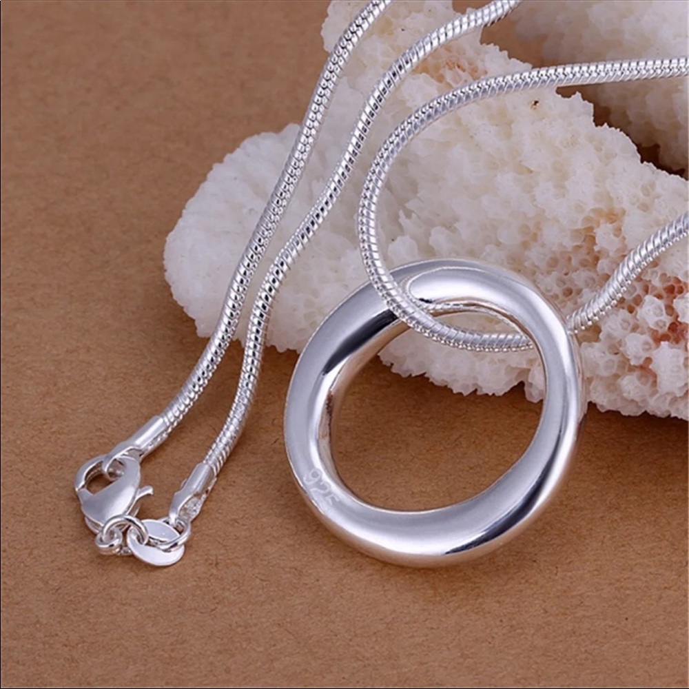 O-shaped pendant necklace